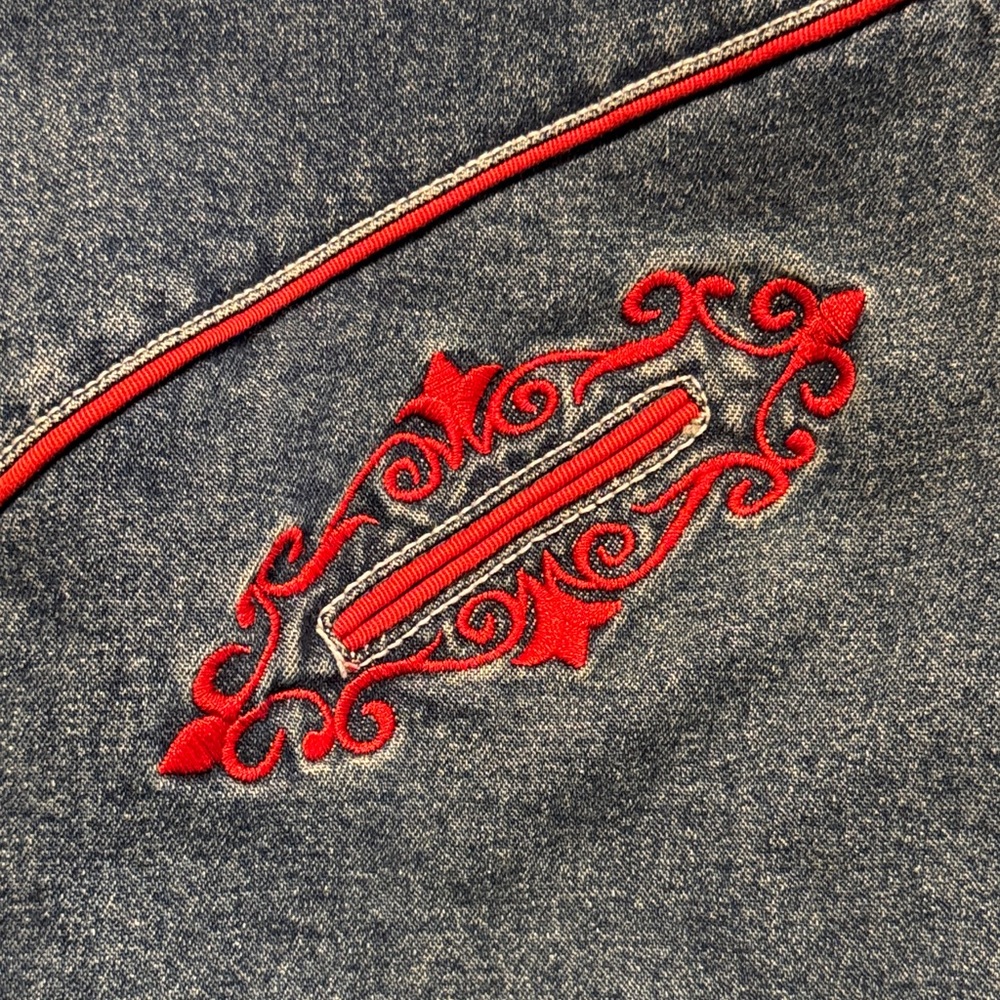 Roper Denim Sleeveless Button-Down Shirt with Red Embroidery - Picture 5 of 9